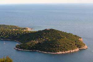 Die inseln in Kroatien sind oft sehr klein. Hier Lokrum vor Dubrovnik.