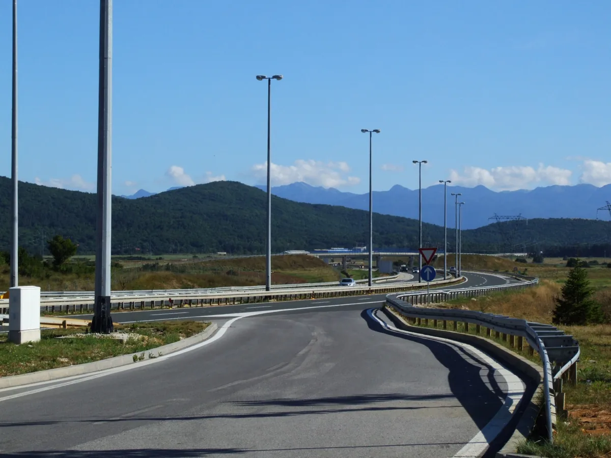 Kroatische Autobahn A1 bei Gospić vor einer Berglandschaft