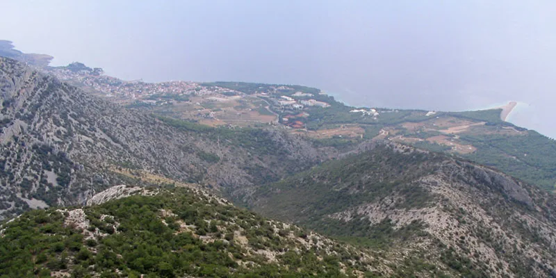 Blick von Vidova gora auf Bol und Zlatni Rat
