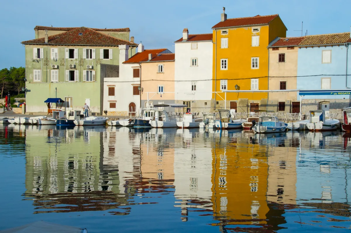 Hafenhäuser und Boote in Cres-Stadt
