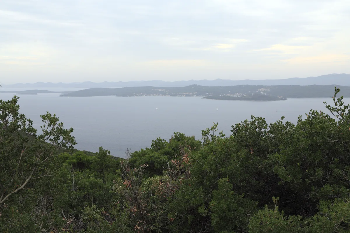 Blick auf Iž und die Inselwelt vor Zadar