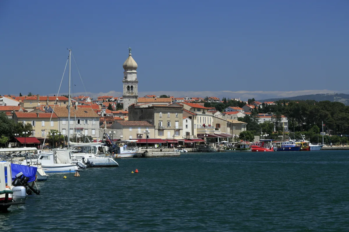 Hafen und Altstadt der Stadt Krk