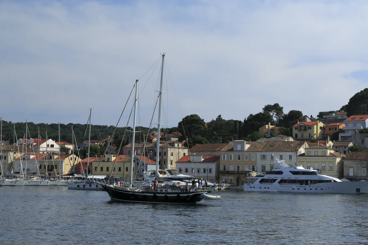Hafen von Mali Lošinj mit Segelbooten