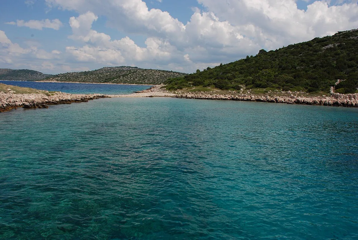 Ruhige Felsenbucht an der Insel Murter
