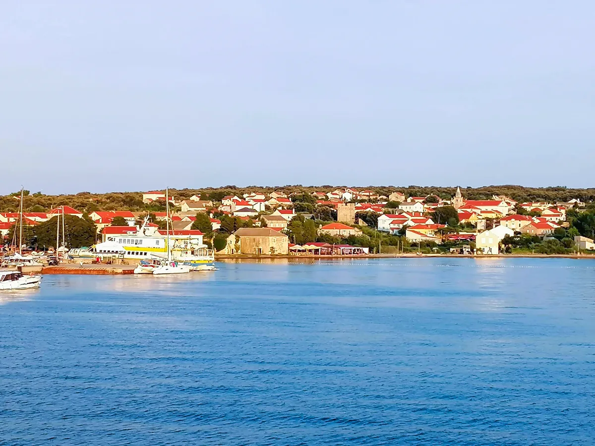 Hafen und Ort Olib vom Meer aus
