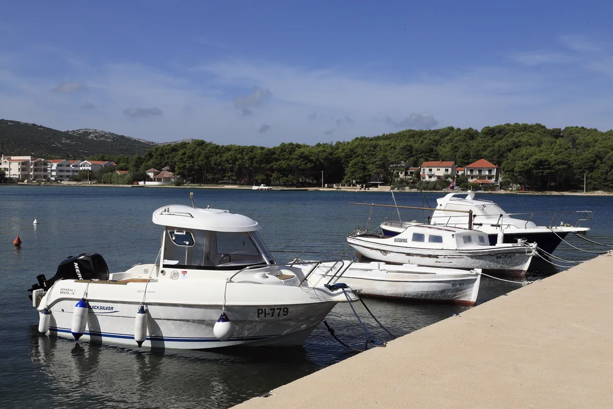Boote in der Bucht Lučina auf Pašman