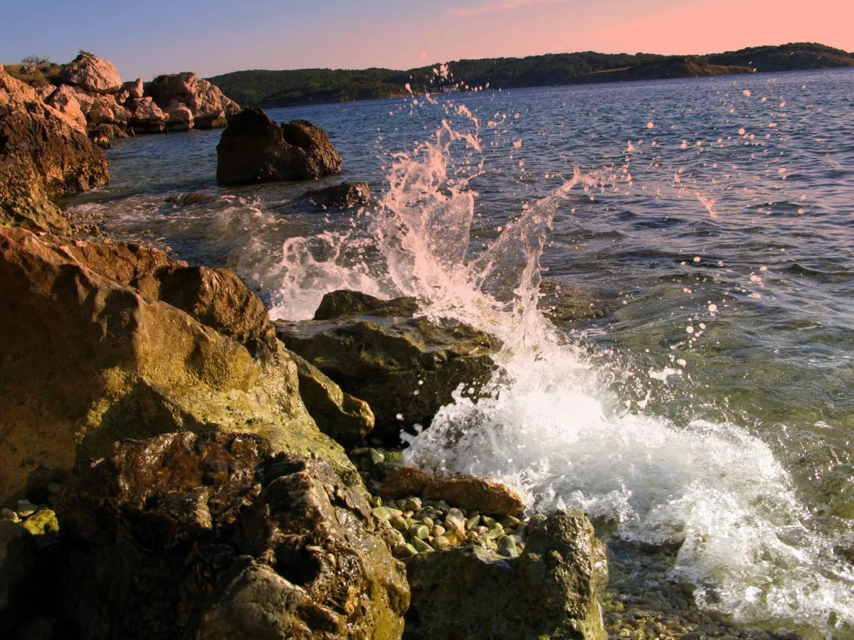 Felsige Küste und Meer auf der Insel Rab
