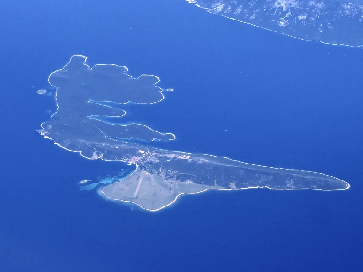 Luftaufnahme der Insel Unije