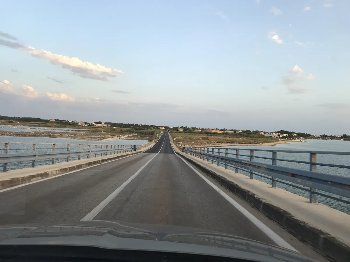 Straßenbrücke zur Insel Vir