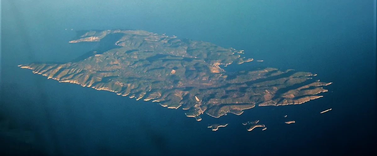 Luftblick auf die Insel Vis
