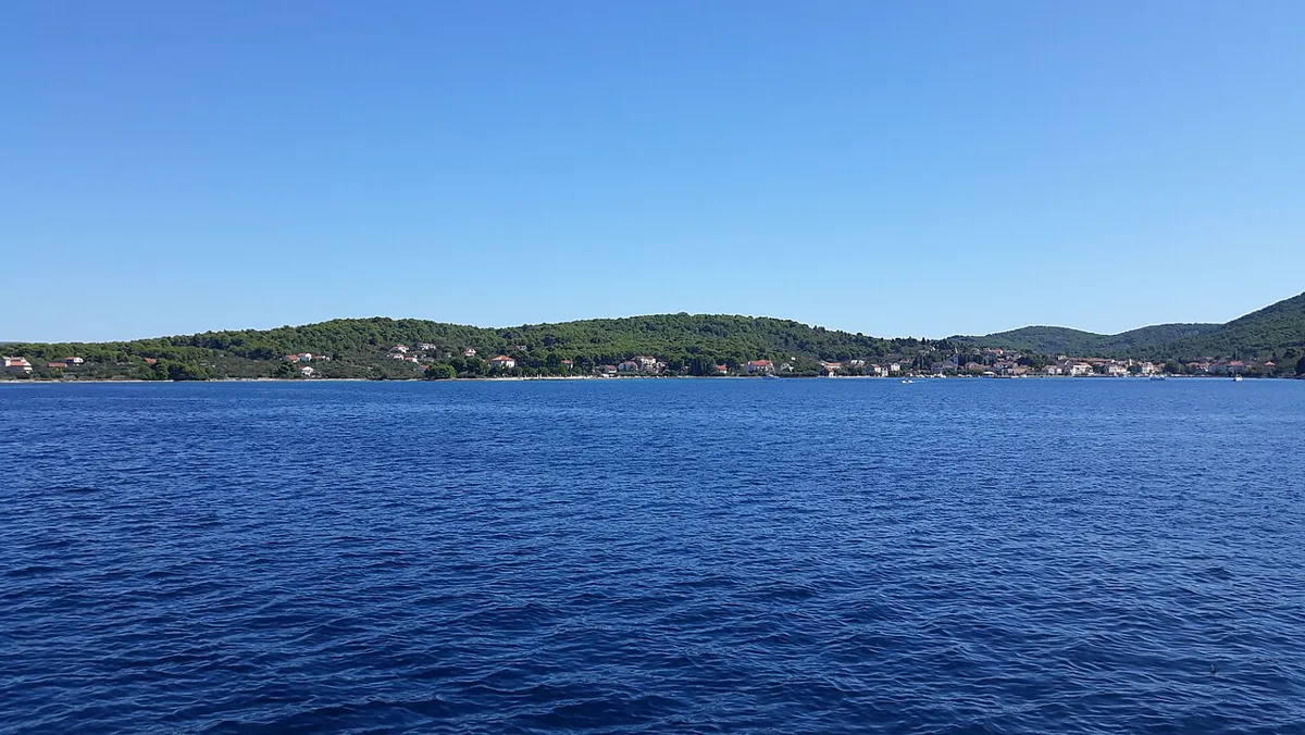 Blick über das Meer auf den Ort Zlarin