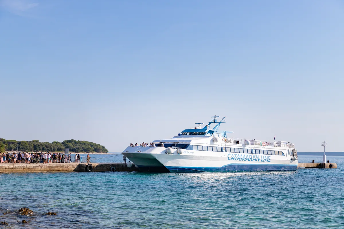 Personenkatamaran am Anleger der kroatischen Insel Silba