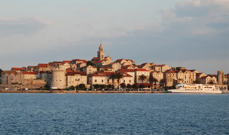 Historische Altstadt von Korčula am Wasser