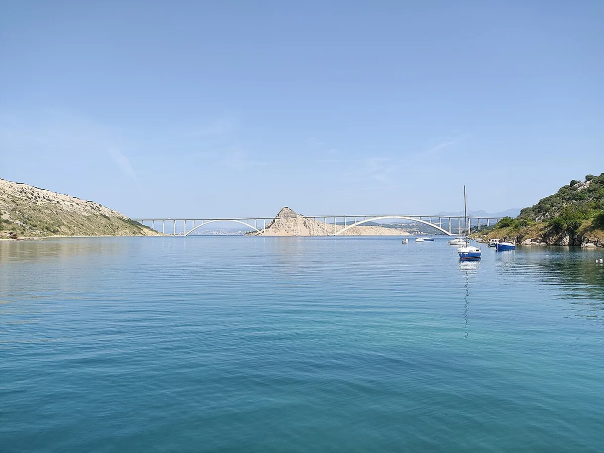 Krk-Brücke über den Tihi-Kanal in Kroatien