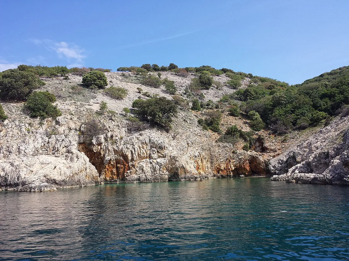 Felsige Südküste der kroatischen Insel Krk